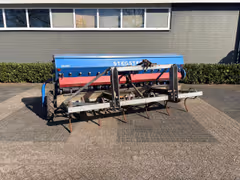 Cultivator met zaaimachine